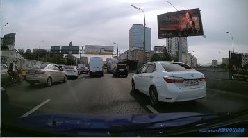 Вместо тысячи слов.
Это так, выборочно (на вскидку). И таких кадров могу надёргать много.
Кто из нас за руль сел недавно, ещё вопрос.