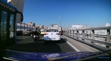 Вот кадр с нормальным мотоводом, номера видны и читаемы. Да, таких стало много, кто не прячет номера.

Но так же много могу предоставить кадров, где номера либо нечитаемы, либо установлены так, что их почти не видно на регистраторах, либо полностью отсутствуют. И я вижу их каждый день.