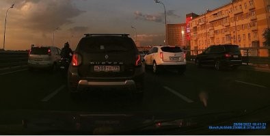 Вместо тысячи слов.
Это так, выборочно (на вскидку). И таких кадров могу надёргать много.
Кто из нас за руль сел недавно, ещё вопрос.