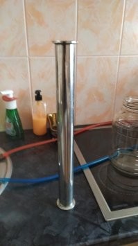 Сэр, снобизм - это не всегда хорошо. Когда вы гоните продукт чисто для себя как хобби, вы можете сделать хоть пять перегонов на аппарате с суперкомпьютерым управлением, который держит плюс-минус градус. В деревнях самогон, в большинстве своем, гонят как валюту, не особо гонясь за чистотой, и при том аппарат очень далёк от вершин самогоностроительной индустрии. И о существовании прибора, как на фото, 90% самогонщиков даже не подозревают, поэтому чистят как могут, и молоком, и противогазами, и марганцовкой, и активированным углем. Я как потребитель бабушкиного пойла, хочу заметить, что очистка молоком - не самый плохой способ, не стоит пренебрежительно относиться к "народным" способам