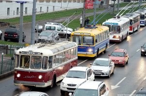 Откуда в Оксфорде знатоки русского?
А учителя русского на вертолётах не летают. Троллейбусы