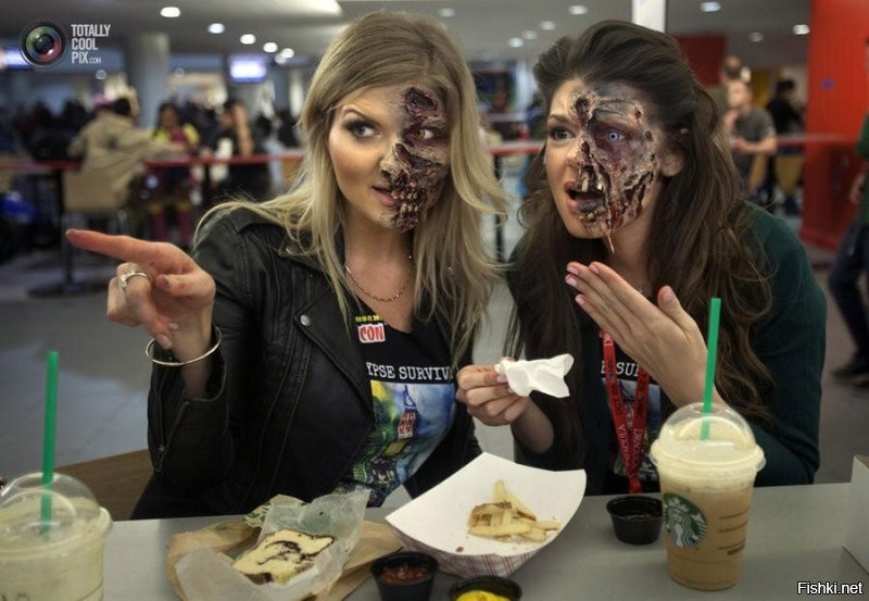 Визажисты Камила Высока и Алексис Джексон во время ужина в гриме зомби на ComicCon в Нью-Йорке.