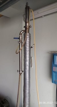 Если хорошенько отрезать головы и хвосты, да ещё на грамотной колонне - получим ректификат. Мы же речь ведём о зерновом дистилляте. 
Его можно получить на колонне, дело практики.
Я, например, на колонне резал голову, потом ставил клюшку, забирал дистиллят, потом снова на колонне добирал спирт. Хвостов не брал вовсе, хватало в погоне.
Сейчас усовершенствовал колонну, всё делаю на одном аппарате.