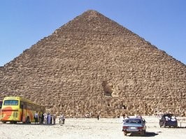 Надо просто посмотреть на пирамиду и увидеть - нижние блоки большие, а чем выше, тем они мельче.