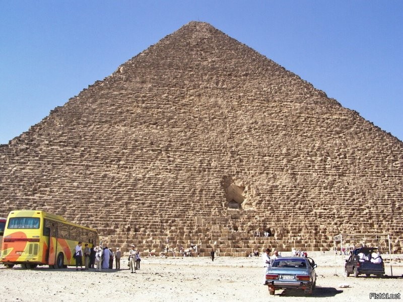 Надо просто посмотреть на пирамиду и увидеть - нижние блоки большие, а чем выше, тем они мельче.