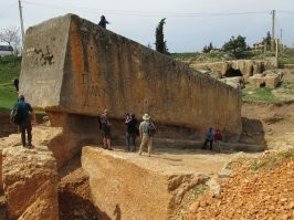 Угу. И по какому пандусу вот такой блок можно было затащить? Да что там затащить... Как такие из каменоломни просто можно было вытащить?

Меня всегда в пирамидах несколько иное удивляло всегда. Если они такие точные по размерам, то отчего же нет никакой унификации по размерам блоков? Как можно было быть очень точным в одном и совершенно неточным в другом? Зачем надо было себе существенно усложнять жизнь высекая разноразмерные блоки то по 2 тонны, то по 20, а то по 200. И потом  класть их практически вперемешку. 

Далее... что за идиотское внутреннее устройство у пирамид? Рядом стоят храмы - высокие потолки, ровные полы, все по уму... А тут... Вот зачем надо было натурально свернуть горы и сделать какую-то хрень?

Думается, что мы просто еще не доросли до понимания что это и зачем.