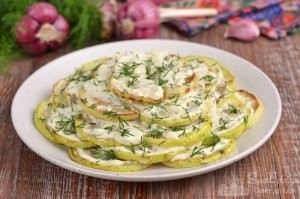 Вопрос вкуса. Может кто-то сырой грызёт. Я с детства этот рецепт знаю. Режем кабачок кружками, солим, перчим, обваливаем в муке, обжариваем на масле, соус из майонеза, зелени петрушки, укорпа и чеснока тонким слоем сверху. Всю жизнь так готовлю.