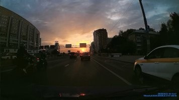 Cвежий кадр, только что с регистратора.
На фото два мотоциклиста. Первый с госномером, второй - без.
По последним наблюдениям, за этот сезон, из 10 мотоводов, кто попадается на моём пути за сутки, минимум двое - без номеров. 
То есть в пределах 20% от общего числа, и это не мало. А стоит выехать за пределы МКАД-а, количество мотоводов, со скрытыми номерами, как и без них, возрастает в разы.
Надеюсь, что довёл до Вас текущую ситуацию на дорогах города Москвы.
За сим откланиваюсь.

P.S. Если есть желание, могу не просто кадрами снабжать, но и кусками видео, с указанием на карте всех мест, и времени, где попадаются мотоциклы без видимых номерных знаков.