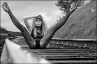 Ох уж эта мода, на ссаных ж/д путях сниматься