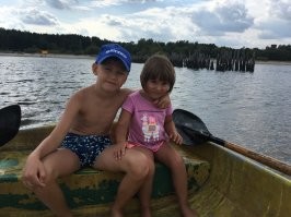 Фоткал на прошлой неделе , до этого в войну здесь был пирс . Иногда рыбачу между этих свай .  С годами сваи уменьшаются . Второе фото это когда дети были еще маленькие . Фото 3 типа аквариум сделали :) камбалу сын достал