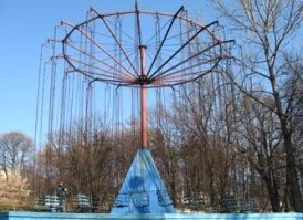 В детстве слышал: В Тихорецке, 2 пожилых мужика праздновали ДР.  Пришли в парк, и попросили за пузырь включить им карусель.  Сторож бухнул и уснул, а утром 2 трупа с карусели сняли.    (Может и байка, но рассказывали как ЧП).