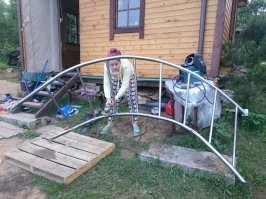 Конечно учить, для общего развития и понимания процессов. Что бы мужа могла выбрать рукастого, а не гламурного да и сама была опорой. Фото сделал когда дочь помогала лестницу делать, очень ругался что как только отвернусь защитные очки снимает.