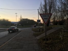В Аргентине знаки "уступи дорогу" прямо так и подписаны, вот в соседнем Чили знаки обычные, как у нас.