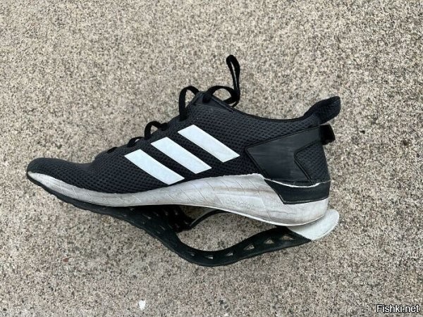 Кондиционер и распахнутые двери? Логично.



Да-да, жуки спрятались от солнца на самом солнцепеке.



А это говорит всего лишь о хреновом качестве материалов.