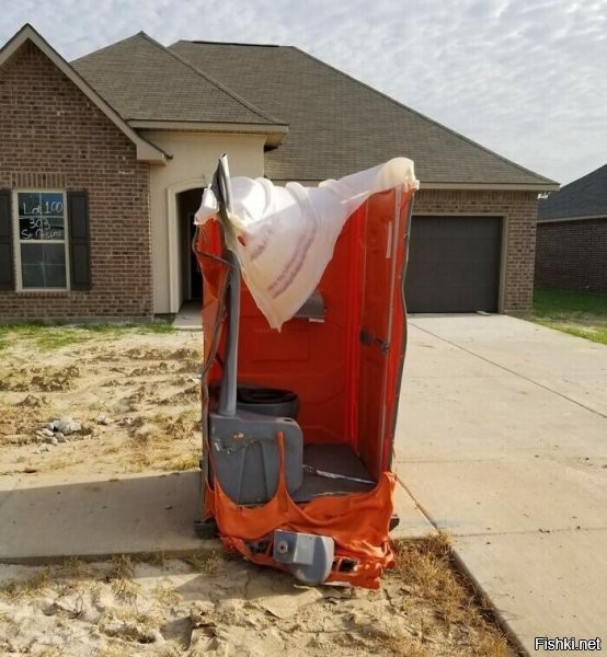 Кондиционер и распахнутые двери? Логично.



Да-да, жуки спрятались от солнца на самом солнцепеке.



А это говорит всего лишь о хреновом качестве материалов.