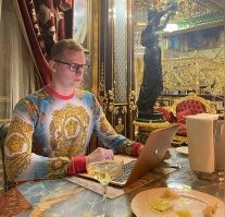 "Алексей Хитров (на фото, берегите глаза)"