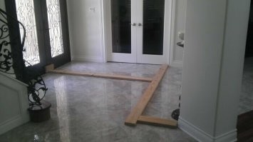 А тут что? Вполне рабочий вариант, дверь не откроется.