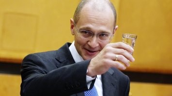 Епт, это ж киндер сюрпрайз херой России Кириенко