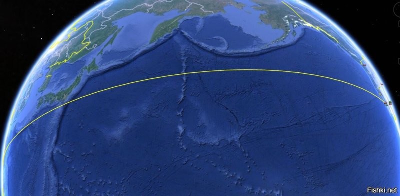 Вот самый прямой путь Сингапур-Сан Франциско. Просто принята во внимание форма Земли. Никакого облета нет, но к Алеутским островам траектория приближается как и на Вашей картинке. Используйте Google Earth посмотреть на эти траектории.
Самолеты севернее на Вашей картинке летят с Восточного побережья, тоже самым прямым путем.