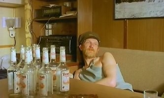 Пушистый рыбак возвращается с уловом домой