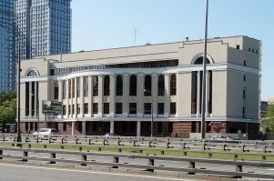 Я помню почему он принял участие в рекламе.
Здание его фонда у Аэровокзала хотели отобрать, для чего банкротили его фонд.
Вот он и подзаработал.
А потом Ельцину Запад сказал - не трогать меченого.