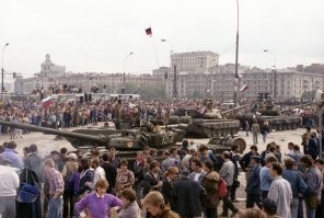 Антисоветская истерия ВВС.. никто не мог смотреть ББС, это только для внешнего потребителя..
Ну х.з, какие сотни, там была ДВИЖУХА
Я фарцовал в те времена, как раз на против МИДа, толпа один раз вынудила забраться на автобус..
Я не говорю что одобряю, алкоголик у власти - беда страны.. Но народа было  до жопы