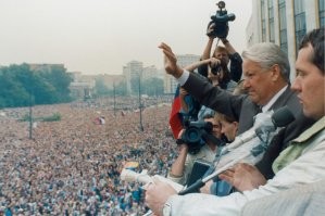 Антисоветская истерия ВВС.. никто не мог смотреть ББС, это только для внешнего потребителя..
Ну х.з, какие сотни, там была ДВИЖУХА
Я фарцовал в те времена, как раз на против МИДа, толпа один раз вынудила забраться на автобус..
Я не говорю что одобряю, алкоголик у власти - беда страны.. Но народа было  до жопы