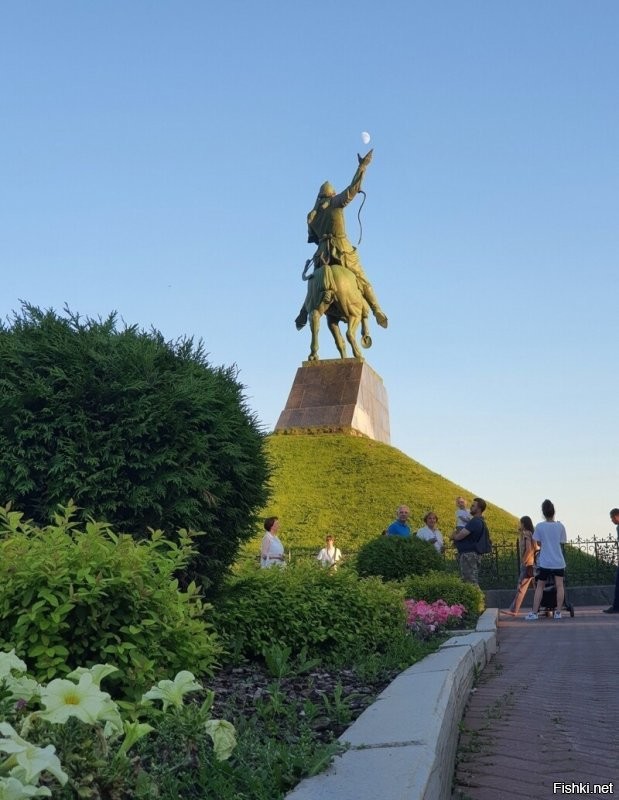 Это Уфа. Мой город. Памятник Салавату Юлаеву. Наша достопримечательность. Красивая площадь, прекрасное место для прогулок.