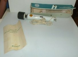 Вот это все - клоны Hitachi 70-х годов, который был придуман для снятия спазмов мышц шейно-воротникового отдела. Изначально его прилюбили офисные работники для использования по прямому назначению. А потом женщины поняли, что такое устройство можно использовать иначе. В итоге, с небольшими изменениями, этот девайс выпускается до сих пор. Ну и в секс-индустрии "хитачи" стало именем нарицательным.