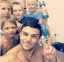 С гантелями поаккуратнее надо. Я после одного случая просветлился и купил мелким обрезиненные.