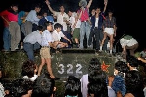 Чуть раньше, в 1989 году, подобное пытались устроить и в Китае.
Не правда ли, похоже?
Только там кончилось всё по-другому.
Рассекреченные документы показывают, что правду о событиях на Тяньаньмэни на Западе знали с самого начала, но использовали миф о тысячах безоружных студентов, расстрелянных на площади, для очернения китайского руководства и давления на КНР. Это о работе BBC...
По прошествии лет можно судить, что Китай, сохранив политическую структуру и проведя экономические преобразования, сделал правильный выбор. Страна, по некоторым оценкам, уже стала первой экономикой мира, благосостояние граждан КНР значительно повысилось. Горбачёвская "перестройка" привела к распаду СССР и к прекращению деятельности Компартии как руководящей и направляющей силы в стране.