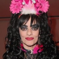 Nina Hagen "Michail, Michail" (1989) 
Эту песню исполняла не Нина, а Ева-Мария Хаген, мать Нины. 
Имя певицы хорошо видно на фото: "Eva-Maria Hagen". 
Нина Хаген выглядела немного по другому, да и музыка у неё совсем другая... 
Кстати, Ева-Мария Хаген умерла совсем недавно, 16 августа 2022 года. 
На фото: мать и дочь.