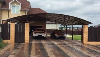 Всё-таки хорошо жить в частном доме.
Своё собственное парковочное место и гараж.