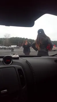 Ага, посигналить! А им трусы под замену))