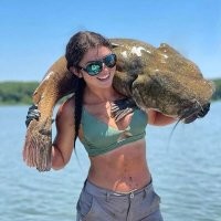 Все сиськожопые - для демонстрации сисек и жоп, и только две дамы реально ловили рыбу, причём руками.