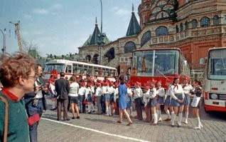 Это девочки как раз при мерно моего времени учебы в школе - то же по твоему шлюхи? В определенное время в СССР - миниюбка была вещью практически обязательной. И стандарт две ладони над коленом для школьной формы то же был обязательным, и естественно форму брали как правило на год и в сентябре и в мае это можно сказать две разные формы...