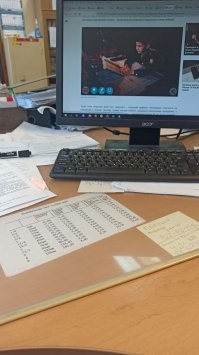 Пользовался раньше, пользуюсь и сейчас)) Дома, в детстве, было толстое обычное стекло, действительно, если долго сидишь за столом, то холодило руки. А сейчас оргстекло, досталось в наследство от предшественников))