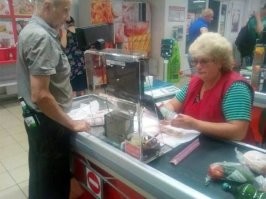 Мне одному этот мужик с бутылкой напоминает всем известного человека