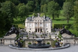 Замки... Я понимаю, Линдерхоф, не самый большой, но уж можно было фотку выложить.