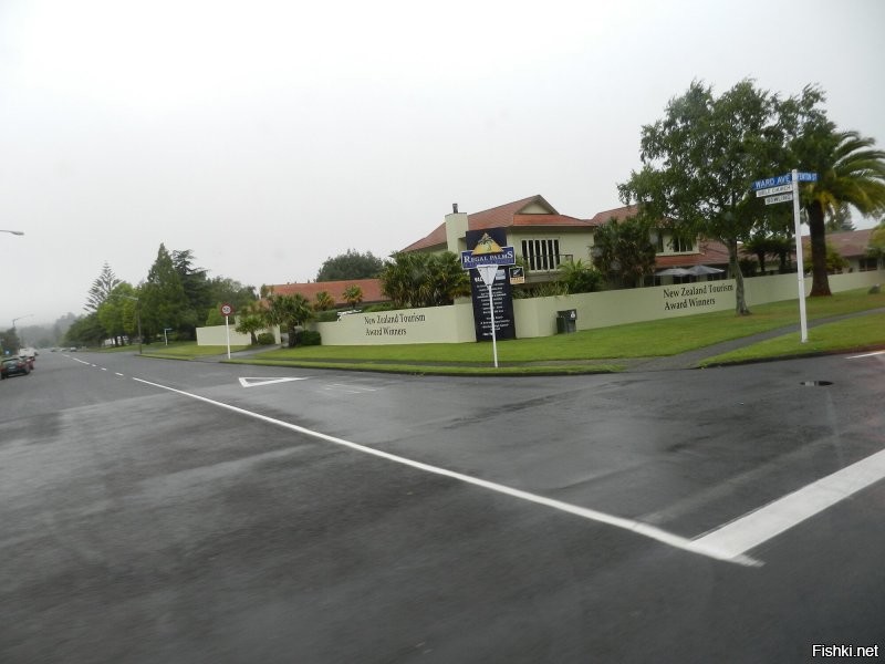 Про духи на Мадагаскаре - полная чушь! Там нельзя туристам носить камуфлированную одежду, так как могут возникнуть проблемы на пограничных постах между провинциями.  Пы.Сы. Неделю отдыхали в самом шикарном отеле Мадагаскара - Принцесса Бора, потом неделю проехали весь остров, посмотрели и джунгли, и бедные районы и гетто. Проезжали фабрику по производству ванили, так там за 2 км и после дышать нечем от этой ванили - какие там духи?. Про Новую Зеландию и Австралию - вообще бред, особенно про кроссовки и какие нафиг велосипеды? При въезде в Новую Зеландию  в аэропорте перед таможней стоят хренова туча билбордов о запрете ввоза фруктов и овощей с семенами, и что странно, даже бананов (в них семян нет), за это штраф в 500 местных долларов. Так они защищают свои эндемики.   Летал в Новую Зеландию на новый год, проехали весь северный и южный остров. В Австралии проехали все восточное побережье за 3,5 недели. Знаю, о чем говорю. В моём портфеле 34,5 стран. Все фото мои.