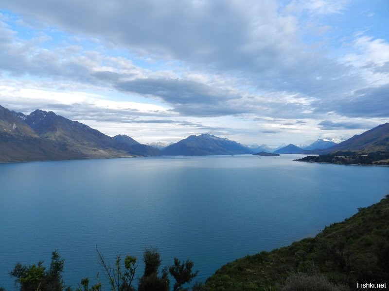 Про духи на Мадагаскаре - полная чушь! Там нельзя туристам носить камуфлированную одежду, так как могут возникнуть проблемы на пограничных постах между провинциями.  Пы.Сы. Неделю отдыхали в самом шикарном отеле Мадагаскара - Принцесса Бора, потом неделю проехали весь остров, посмотрели и джунгли, и бедные районы и гетто. Проезжали фабрику по производству ванили, так там за 2 км и после дышать нечем от этой ванили - какие там духи?. Про Новую Зеландию и Австралию - вообще бред, особенно про кроссовки и какие нафиг велосипеды? При въезде в Новую Зеландию  в аэропорте перед таможней стоят хренова туча билбордов о запрете ввоза фруктов и овощей с семенами, и что странно, даже бананов (в них семян нет), за это штраф в 500 местных долларов. Так они защищают свои эндемики.   Летал в Новую Зеландию на новый год, проехали весь северный и южный остров. В Австралии проехали все восточное побережье за 3,5 недели. Знаю, о чем говорю. В моём портфеле 34,5 стран. Все фото мои.