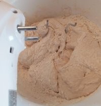 да ну домашняя реально вкусней)
ловите лайфхак - вы умете готовить тесто для пиццы (слоененое или вам нравится класическое) 1 - вы не умете готовить тесто для пицы 2

1 - гтовите тесто, ждете когда оно готово и делаете свою пиццу 

2 - вы не умеете, я тоже(  
- успокойтесь, пицца это вкуснятина на хлебной основе покрытая сыром
- вы можете купить "тортильи" это типа как основа для пиццы (основу купить каждый может как и тесто) и выложить на них свою начинку для пиццы и засыпать тертым сыром
- вы можете взять лаваш и тут по 3 листа лаваша: кладем на противень один, мажем майонезом, сверху второй, мажем так же, кладем 3й и сверху уже начинку и поверх тоже тертый сыр. но такое в духовой печи только +\- 10 минут готовится но кушается ммм