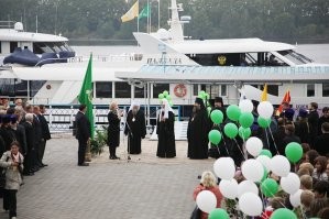 Если человек с большим количеством денег не хочет помочь другому, то это путь в ад, заявил патриарх Московский и всея Руси Кирилл.
Другими словами: грабь народ, но не забывай  с нами делиться и получишь наше благословление...

В августе 2020 Кирилл рассказал пастве о своей беседе с бедным престарелым архиереем, который попросил у него немного денег. 
А - «Помогите деньгами, нам очень трудно.» 
К - «Ну мы же вам перечисляем деньги». 
А - «Да нет, вы из своих помогите». 
К - «Я поднапрягся...».

 И поведал молящимся, что у него нет 6 миллиардов долларов, а цель всех публикаций о его имуществе «скомпрометировать тех, кто правду Божию провозглашает… чтобы народ перестал нас слушать».

Если ты призываешь паству к скромной и непритязательной жизни, может надо личным примером показать?