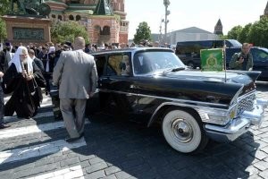 Если человек с большим количеством денег не хочет помочь другому, то это путь в ад, заявил патриарх Московский и всея Руси Кирилл.
Другими словами: грабь народ, но не забывай  с нами делиться и получишь наше благословление...

В августе 2020 Кирилл рассказал пастве о своей беседе с бедным престарелым архиереем, который попросил у него немного денег. 
А - «Помогите деньгами, нам очень трудно.» 
К - «Ну мы же вам перечисляем деньги». 
А - «Да нет, вы из своих помогите». 
К - «Я поднапрягся...».

 И поведал молящимся, что у него нет 6 миллиардов долларов, а цель всех публикаций о его имуществе «скомпрометировать тех, кто правду Божию провозглашает… чтобы народ перестал нас слушать».

Если ты призываешь паству к скромной и непритязательной жизни, может надо личным примером показать?