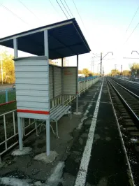 Это остановочный пункт на ЖД станции.
Просто скамейку ещё не установили.