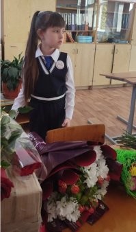 У нас в РБ с этого года ввели обязательное ношение  формы. Я если честно поначалу не оценил инициативы, это доп расходы, тем более для ребёнка восьмилетки. Растущий организм, да и детские шалости никто не отменял( по себе помню как от мамки люлей отхватывал за порваные брюки). Да и вкус наших управленцев вызывал большие сомнения. 
Оказалось все очень даже ничего. Цены приемлемые, малообеспеченым или многодетным большие скидки, а то и вообще бесплатно.
Я считаю это правильным. Не должно быть так что один в "бренде" приходит,а второй в "шире". Дети вообще в силу возраста создают себе впечатление по "обертке". Это провоцирует травлю тех кто по мнению детей ниже статусом и вообще другого сорта, если у него одежда хуже. Вкупе с запретом на мобилы это очень хорошо.  Учиться надо,а не шмотками и гаджетами понтоваться.
