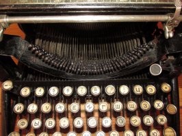 "Русская раскладка формировалась уже при существовании компьютеров" - правда? Не знал, что машинка на картинке младше Эниака.... 
И это одна из многих....