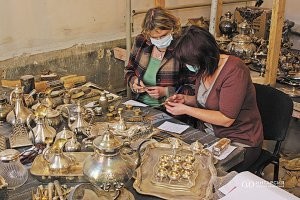 Да, ладно, и у нас находят и не такое. Недавно, в 2012 году, в СПб в доме Нарышкиных, во время ремонта, нашли клад замурованный в секретной комнате - 412 килограммов золота и серебра. При чем спасли его случайно, охрана стройки обратило внимание, что работяги задерживаются на участке слишком долго, а потом подогнали "газель" прямо к дому и начали активно грузить в неё "строительный мусор". Ну чоповцы и поинтересовались, что за "хрень" непонятная происходит и офигели. Клад заныкали Нарышкины в 1917 году, а Нарышкины один из самых знатных и богатых фамилий империи была (Петр Великий по матери к Нарышкиным принадлежал), например, разными государями предлагались Нарышкиным различные титулы, от которых они решительно отказывались, мотивируя тем, что не могут быть ниже светлейших князей Меншиковых, а быть им равными смысла нет. И оставались просто дворянами Нарышкиными, гордые были.