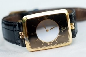 На самом деле прозрачный циферблат (как сделано не знаю). Это очень редкие часы Omega La Magique - всего выпущено 261 штука. Золото 18 карат, но кварцевый механизм. Ультратонкие.