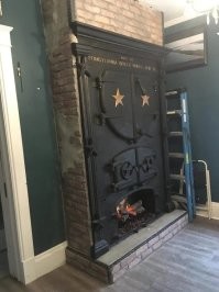 А это точно дверь? По моему это дверцы паровозной топки?! 
И вообще - где в России живут эти интересные люди, у которых камин с топкой от пенсильванского паровоза и туалетная бумага от буффало?